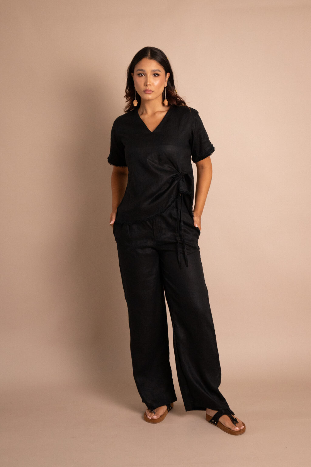 Top Serenidad de lino color crudo con drapeado ajustable y bordes deshilados.